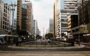 Como conseguir emprego em São Paulo sem experiência: áreas que mais contratam, empresas que aceitam iniciantes e roteiro prático de 30 dias