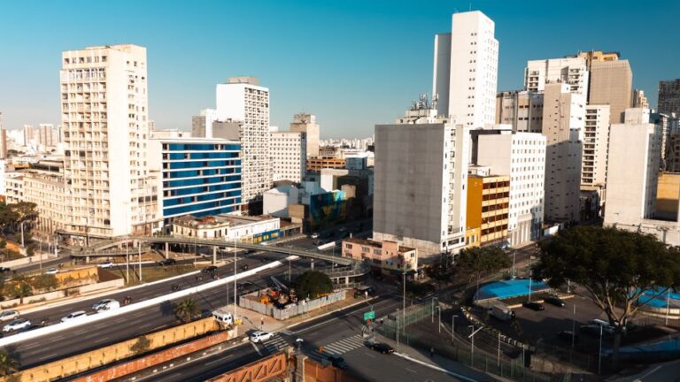 Guia completo de salários e benefícios em São Paulo: como negociar sua proposta por bairro e setor